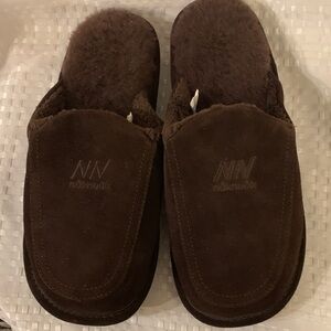 Nuknuuk men’s brown suede and sheepskin slip on slippers, size 9.